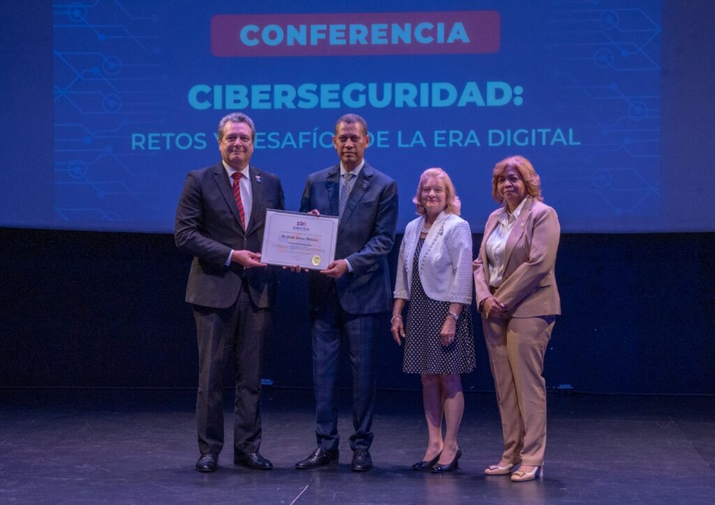 Guido Gómez Mazara recibió certificado como invitado distinguido de la UNICDA.