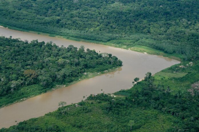 El río Maniquí serpentea entre la selva amazónica, testigo de vidas, esperanzas y tragedias en las comunidades que habitan sus orillas. Foto ABI.